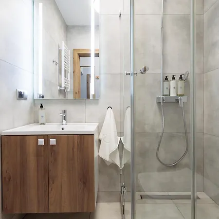 Modern Comfort - Langiewicza - By Upstairs Apartment *