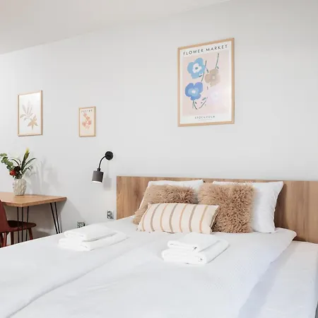 Modern Comfort - Langiewicza - By Upstairs Apartment