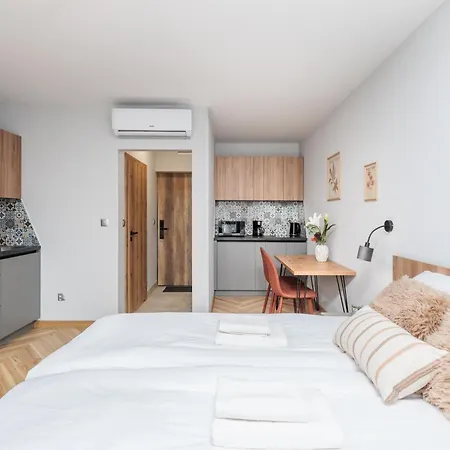 Modern Comfort - Langiewicza - By Upstairs Apartment *