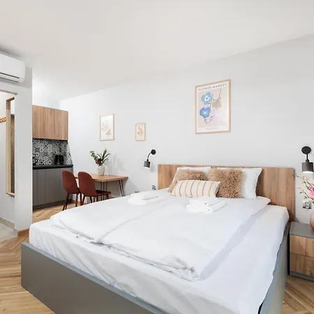 Modern Comfort - Langiewicza - By Upstairs Apartment
