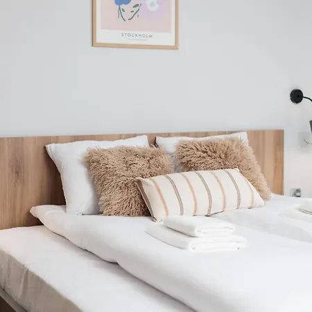 Modern Comfort - Langiewicza - By Upstairs Apartment *