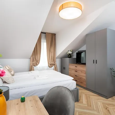 Modern Comfort - Langiewicza - By Upstairs Apartment