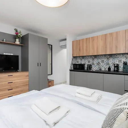 Modern Comfort - Langiewicza - By Upstairs Apartment