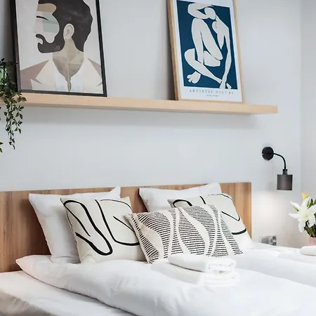 Modern Comfort - Langiewicza - By Upstairs Apartment *