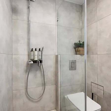 Modern Comfort - Langiewicza - By Upstairs Apartment