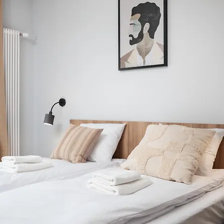 Modern Comfort - Langiewicza - By Upstairs Apartment *